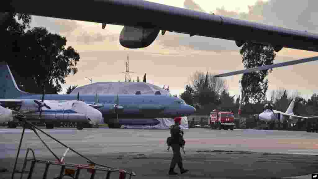 Ruski vojni policajac patrolira vazdušnom bazom Hmeimim u martu 2016. Hamilton navodi da je još uvijek nejasno jesu li razgovori između Rusije i HTS-a "usmjereni na osiguranje urednog povlačenja ruskih snaga iz Sirije ili na osiguranje da Rusija može zadržati svoje baze tamo."