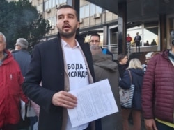 Savo Manojlović ispred zgrade Republičkog javnog tužilaštva