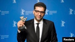 "Želimo samo da se sistem uredi", kaže Danis Tanović. Fotografija reditelja sa priznanjem osvojenim na Filmskom festivalu u Berlinu 20. februara 2016.