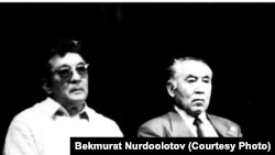 Кыргыз Эл жазуучусу, Эл Баатыры Бексултан Жакиев (солдо) жана чыгаан журналист, публицист, коомдук ишмер Азамат Алтай (Кудайберген Кожомбердиев). Ысык-Көлдө тартылган сүрөт. Сентябрь, 1995-жыл.