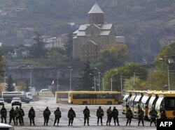 Саакашвили после разгона акции протеста оппозиции в ноябре 2007-го ввел чрезвычайное положение, а вскоре подал в отставку и объявил внеочередные президентские выборы