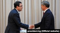 Кыргызстан. Вице-премьер-министр Шамил Атаханов менен президент Алмазбек Атамбаев. Бишкек. 14.03.2013