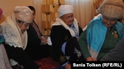 Солдан оңға қарай: Жаңаөзен оқиғасында балаcы қаза тапқан Алмагүл Көшербаева мен қазір жазасын өтеп жатқан Нарын Жарылғасыновтың анасы Сандор Ақтаева және Мақсат Досмағамбетовың анасы Оңайгүл Досмағамбетова. Маңғыстау облысы, Теңге әулие қорымы, 13 желтоқсан 2014 жыл.