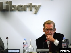 Колішні прэзыдэнт Вацлаў Гавэл быў старшынём на першым рэдакцыйным сходзе ў новым будынку Радыё Свабода ў Празі. 27 сакавіка 2009 году