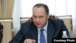 “25-кадр” компаниясынын жетекчиси болуп Сергей Ким дайындалган. “Кактус Медианын” маалыматында, ал Максим Бакиевдин жакын адамдарынын бири болгон.