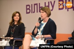 Джудіт Гоф (праворуч)