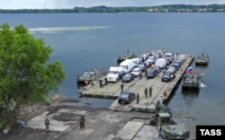 Російські військові, як і цивільні, переправляються до окупованого Херсону через Дніпро виключно на поромних переправах