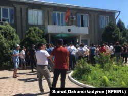 Пикет возле здания Токмакского городского суда. 15 июля 2019 года.