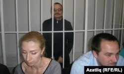 Адвокатлар Рушана Камалова һәм Руслан Гарифуллин. Артта - Рәфис Кашапов