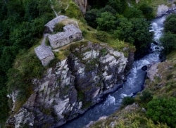 Каменные хижины, где, по рассказам местных, решили себя заживо похоронить жители во время вспышки чумы.