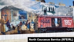 Аух, Дагестан. Баннер, посвященный годовщине депортации вайнахов