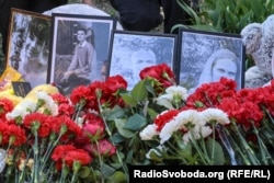 Импровизированный мемориал в память о жертвах на месте российского ракетного удара в ночь на 24 апреля. Киев, 25 апреля 2025 года