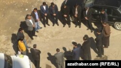 Türkmenistanda döwlet işgärleriniň edaranyň daşynda geçirýän ýygnaklarynyň biri. Illýustrasiýa suraty