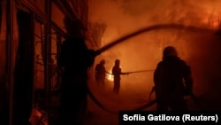 Пожежники працюють на місці ринку Барабашово, постраждалого від удару російського безпілотника у Харкові, 1 жовтня 2025 року