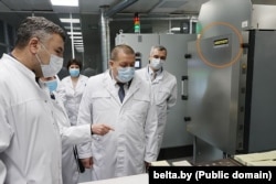 Індустріальна піч німецької компанії «Nabertherm GmbH» у цеху вітебського радіозаводу «Моноліт» на фотографії, опублікованій у листопаді 2020 року під час відвідування підприємства тодішнім помічником Олександра Лукашенка по Вітебській області Анатолієм Ліневичем