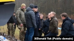 Дональд Туск з урадавай дэлегацыяй на месцы дывэрсіі