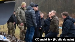 Premierul Donald Tusk a vizitat personal locul exploziei despre care spune că a fost cauzată de un sabotaj.