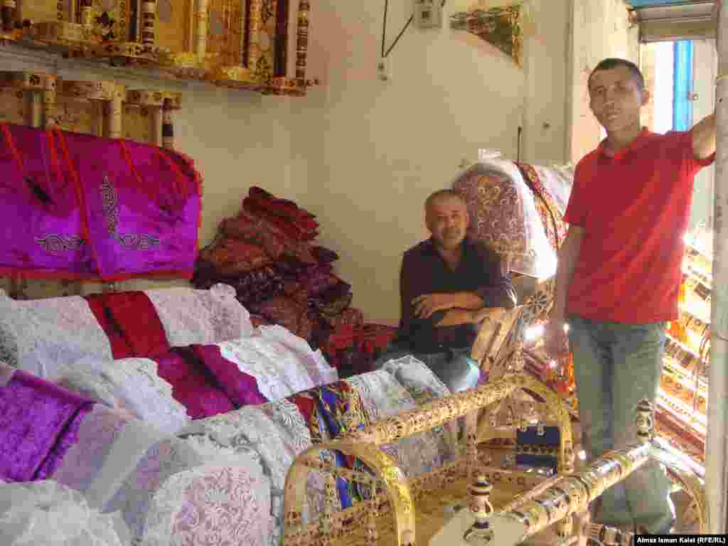 Старая часть рынка меньше пострадала во время трагических событий. Поэтому тут более оживленная торговля.