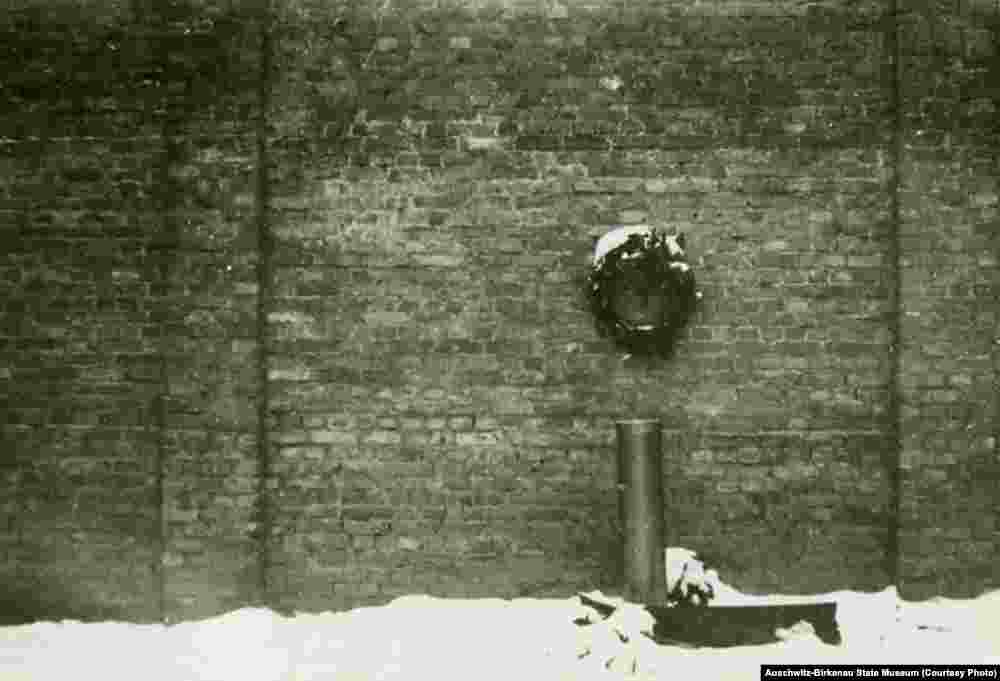 &laquo;Стіна смерті&raquo; на подвір&#39;ї 11-го блоку, тут розстрілювали в&#39;язнів. Подвір&#39;я було відновлене після закінчення війни. На фото праворуч &ndash; первинний вигляд. В 11-му блоці застосовували різні види тортур