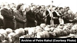 Черепи жертв сталінських репресій із масового поховання в урочищі Дем’янів Лаз біля Івано-Франківська, 1989 рік. Під час розкопок знайшли людські рештки і згодом ідентифікувати 524 осіб, страчених у червні 1941 року