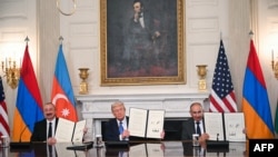 ԱՄՆ նախագահ Դոնալդ Թրամփը, Հայաստանի վարչապետ Նիկոլ Փաշինյանը և Ադրբեջանի նախագահ Իլհամ Ալիևը ստորագրել են եռակողմ հռչակագիրը, Սպիտակ տուն, Վաշինգտոն, 8-ը օգոստոսի, 2025թ.