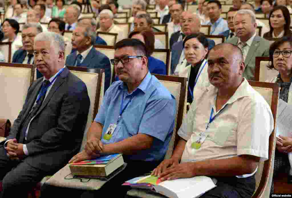 &ldquo;Алтай цивилизациясы жана Алтай тектүү элдер&rdquo; форуму (2017-жылдын 20-22-июлу). Бишкек. 20.7.2017. Алдыңкы катарда (солдон оңго): археолог Кубатбек Табалдыев ("Кыргыз Тарых Коому" эл аралык коомдук бирикмесинин вице-президенти), тилчи Таалайбек Абдиев, тарыхчы Кыяс Молдокасымов ("Мурас" фондунун жетекчиси).&nbsp;