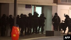 Fransiýanyň polisiýasy reýd geçirýär, 8-nji ýanwar, 2015