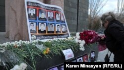 Фотографии жертв событий 1 марта 2008 года возле памятника Мясникяну в Ереване