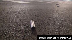 Kanisteri policijskog suzavca u Ulici Džona Kenedija u Beogradu, 16. avgust 2025.