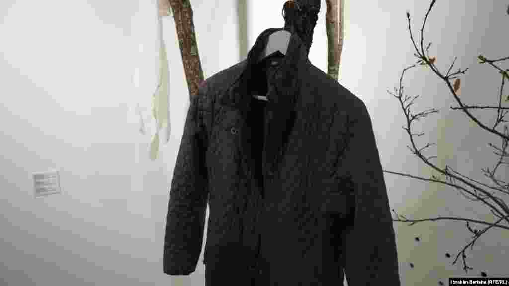 Një xhaketë e një të mbijetuare të dhunës seksuale gjatë luftës së fundit në Kosovë, rri varur në muzeun "Moment" në Prishtinë.