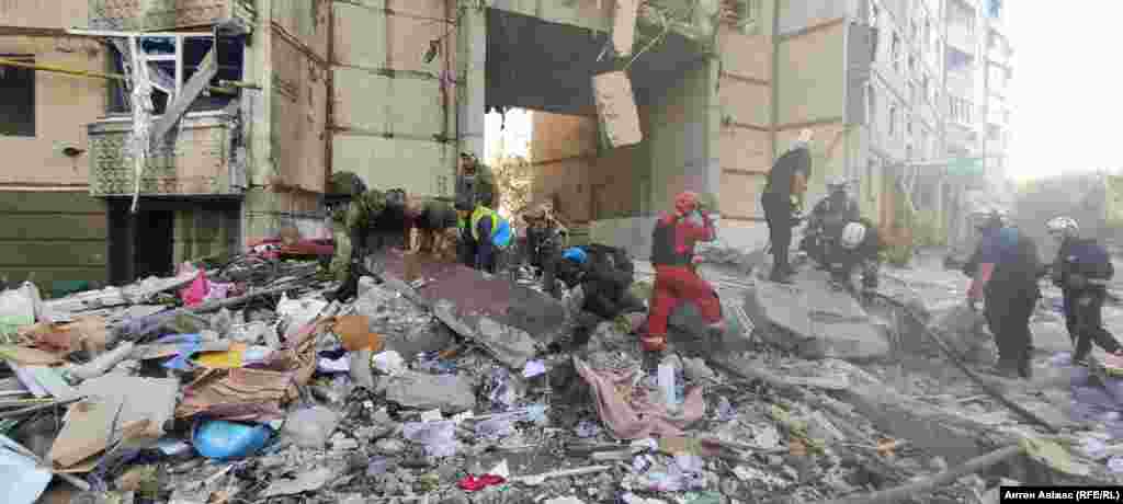 Рятувальники намагаються зсунути шматок стіни, який увесь залитий кров'ю. Під завалами ще є люди, повідомив&nbsp;Олег Синєгубов