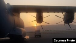 Один из военных самолетов, приземлившихся в аэропорту Куляба, 20 августа 2021 г.