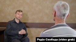 Журналіст Олександр Матюшенко і обвинувачений у держзраді під час запису інтерв’ю. На той момент обвинуваченому (сидить спиною до камери) було 50 років.