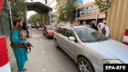 Soldații talibani verifică vehiculele de la intrarea în „zona verde” unde se află majoritatea ambasadelor din Kabul. 