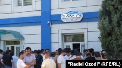 Ронандагон дар назди дафтари "Эко такси"