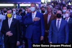 Președintele României, Klaus Iohannis (C), participă alături de premierul Florin Cîțu (D) și Ludovic Orban (S), la Congresul Partidului Național Liberal, PNL, organizat la Romexpo, în București, 25 septembrie 2021.