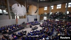 Bundestagul german va decide asupra unui pachet care va permite cheltuieli masive pentru dezvoltarea economică și apărare.