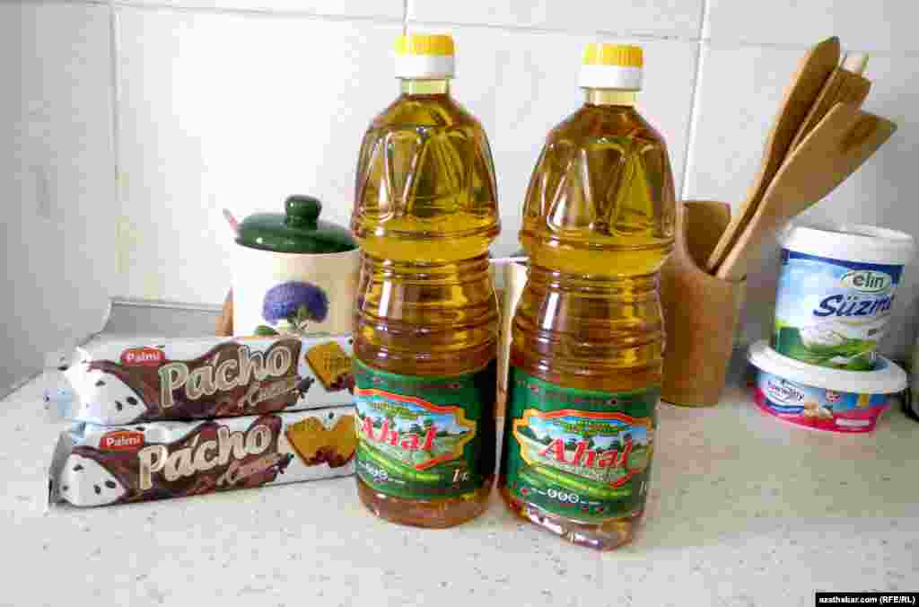 Хлопковое масло "Ахал" продается вместе с печеньем иностранного производства.&nbsp;