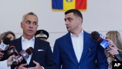 George Simion și Călin Georgescu la o secție de votare din Mogoșoaia, unde au votat împreună, în turul doi de scrutin din 18 mai