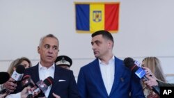 Кэлин Джорджеску, снятый с выборов (слева) и его ставленник Джордже Симион (справа). Бухарест, 18 мая 2025 года