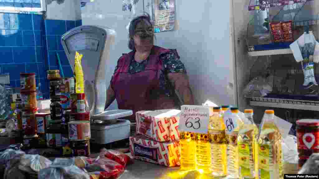 Жена покриена со саѓи откако руски дрон експлодираше неколку минути претходно над покривот на нејзината продавница во Краматорск, Украина, 10 септември 2025 година.