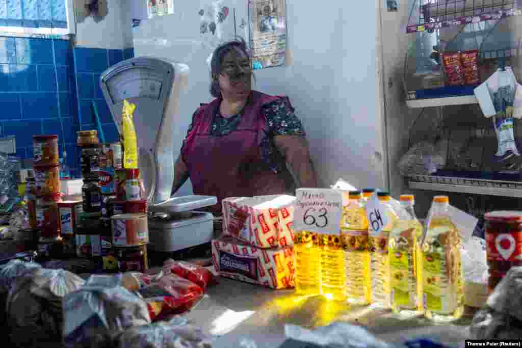 Fytyra e kësaj gruaje është nxirë pasi një dron rus shpërtheu disa minuta më herët mbi çatinë e lokalit të saj në Kramatorsk të Ukrainës më 10 shtator 2025. 