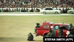 په ۱۹۹۸ کې د کابل په يوه سټوډيم کې د طالبانو له‌خوا د حدودو تطبيقول