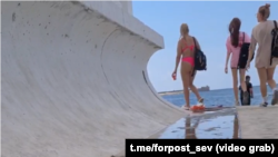 Пляж «Хрустальный». Сточная канава посреди пляжа. Севастополь, лето 2025 года