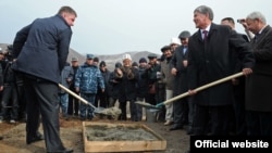 Закладка фундамента Верхненарынского каскада ГЭС. Евгений Дод и президент Алмазбек Атамбаев. 27 октября 2012 года.