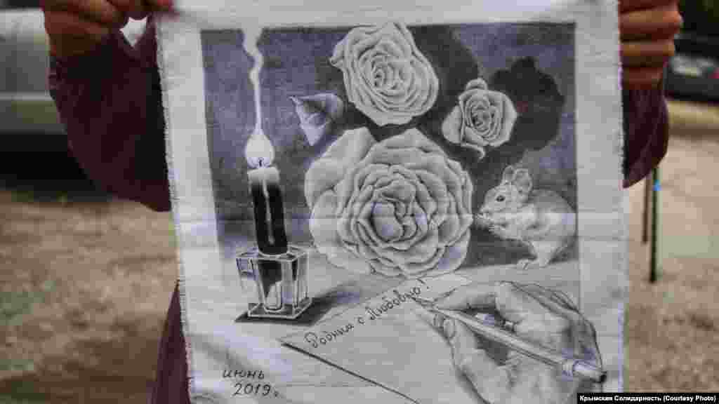 Адвокат Арсена передав Азізе малюнок, який Арсен зробив у слідчому ізоляторі для сім'ї. Він виконаний кульковою ручкою на білому шматку бавовняної тканини. За словами Арсена, на малюнку зображено умови, в яких вони змушені перебувати в СІЗО