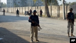 په بنو کې پولیس سرتېري پر سړک پهره کوي - پخوانی انځور.