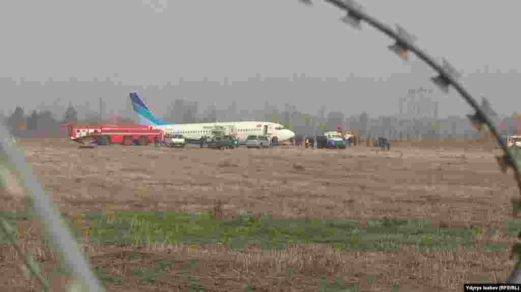 "Авиатрафик" компаниясына таандык учагы Красноярск-Ош багыты боюнча учуп келе жатып, аба ырайынын начардыгынан бүгүн таңга маал Ошко коно албай, Бишкектеги "Манас" аэропортуна конууга аргасыз болгон. Аба ырайы жакшырды деген маалыматтардан кийин, саат 7:00дө кайра Бишкектен Ошко карай учкан. Бирок коюу тумандан улам конуу учурунда тилкеден чыгып кеткен.