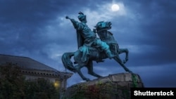 Самый известный памятник Богдану Хмельницкому находится в центре Киева, на Софийской площади