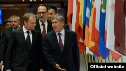 Президент Алмазбек Атамбаев менен Еврокеңештин төрагасы Дональд Туск. 